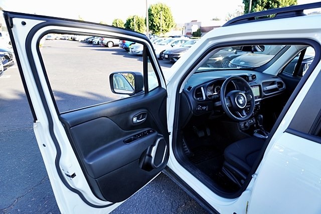 Used 2022 White Jeep Latitude image 35