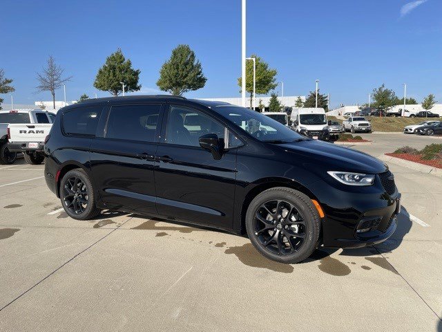 2026 Chrysler Pacifica Limited's photo