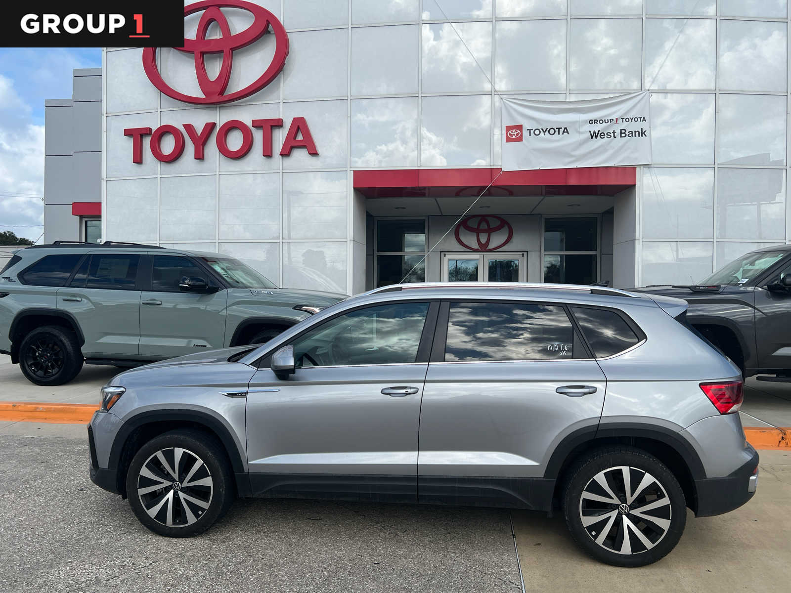 2022 Volkswagen Taos SE's photo