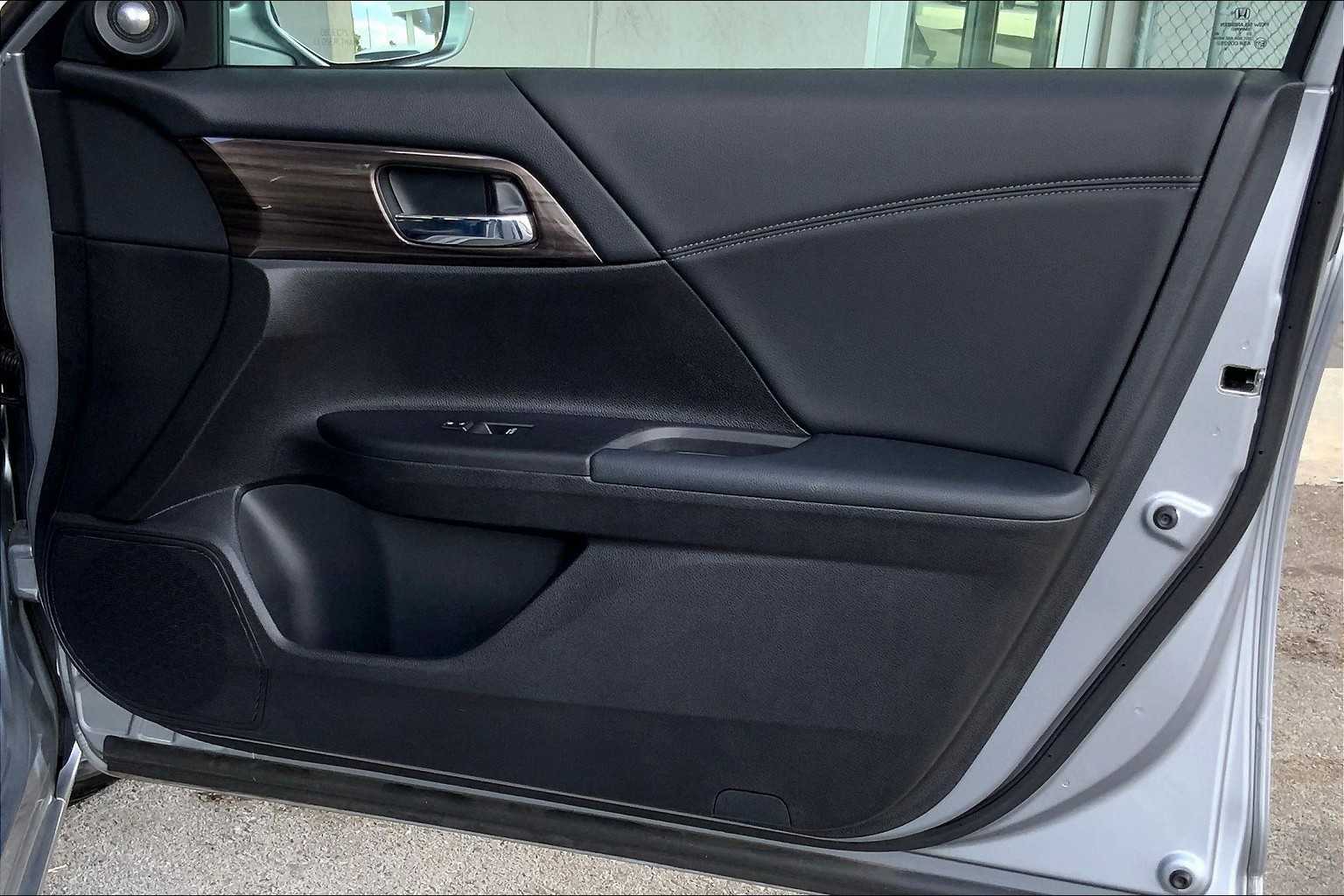 2016 Honda Accord EX-L photo 21