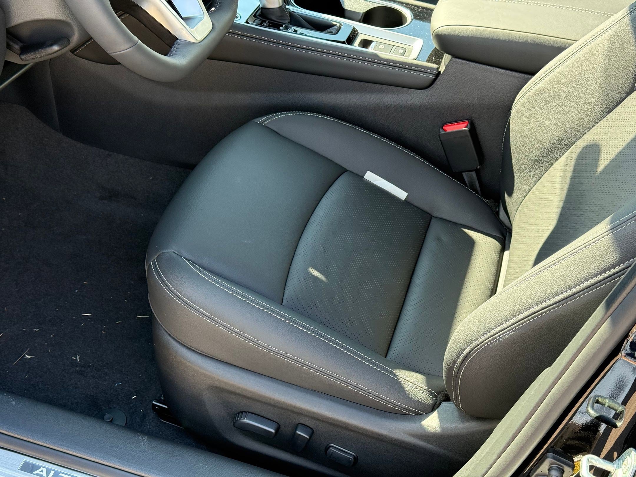 2025 Nissan Altima SL photo 4