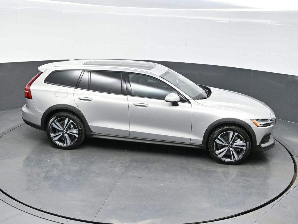 2025 Volvo V60 Cross Country B5 Plus photo 33