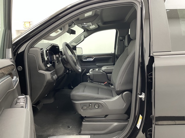 2026 Chevrolet Silverado 1500 LT photo 2