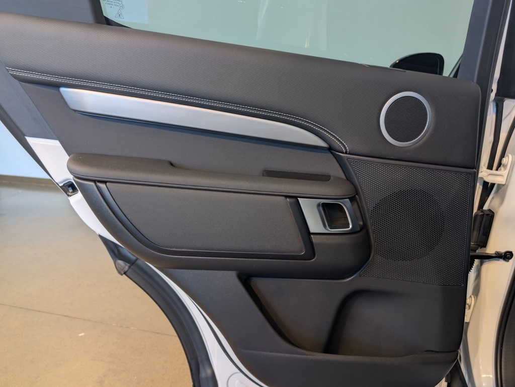 2025 Land Rover Discovery SE photo 18