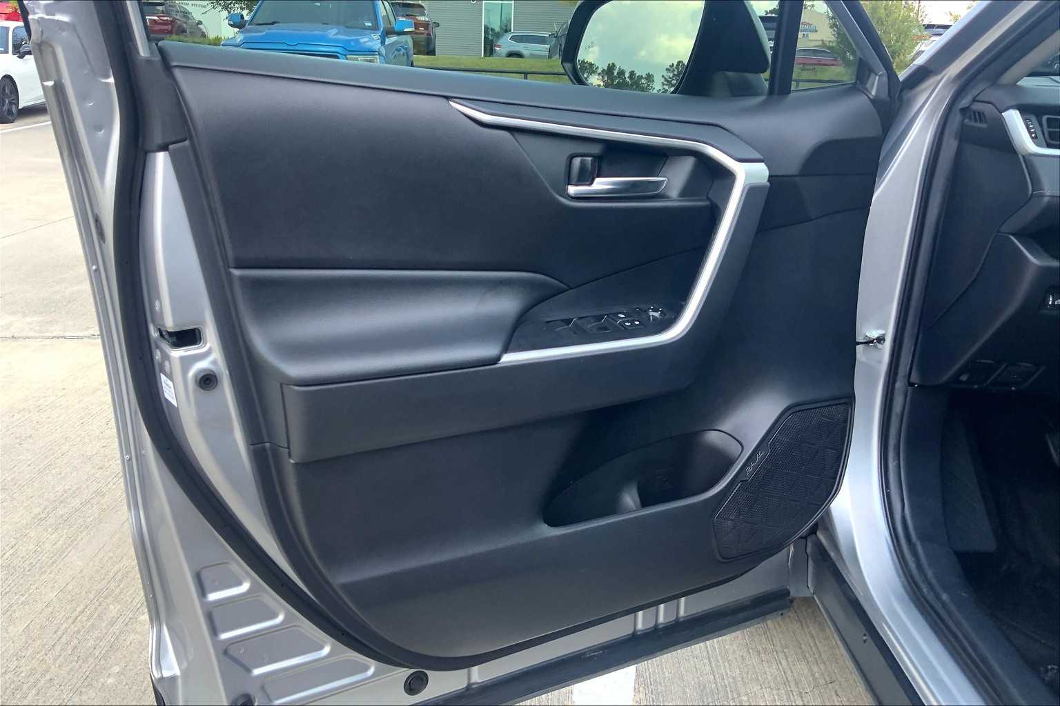 2020 Toyota RAV4 XLE photo 20
