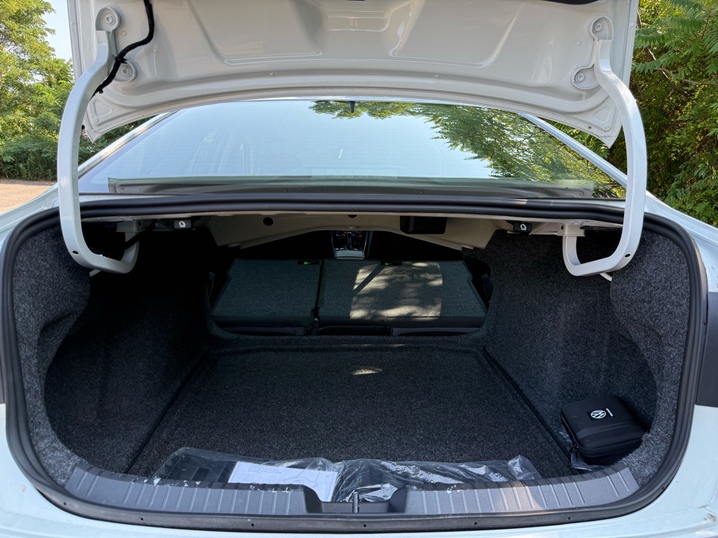 2025 Volkswagen Jetta SE photo 9