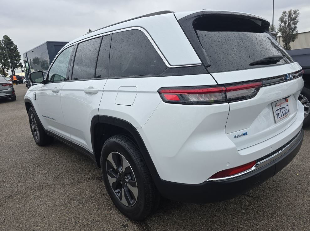 2022 Jeep Cherokee Limited 4xe photo 3