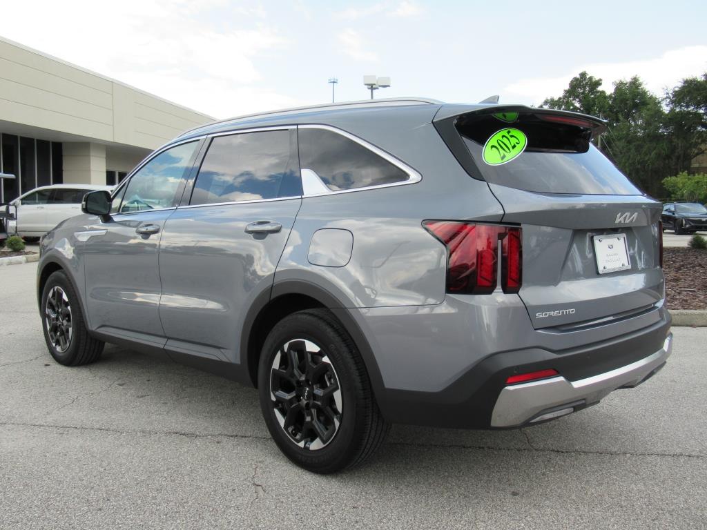 2025 Kia Sorento S photo 2