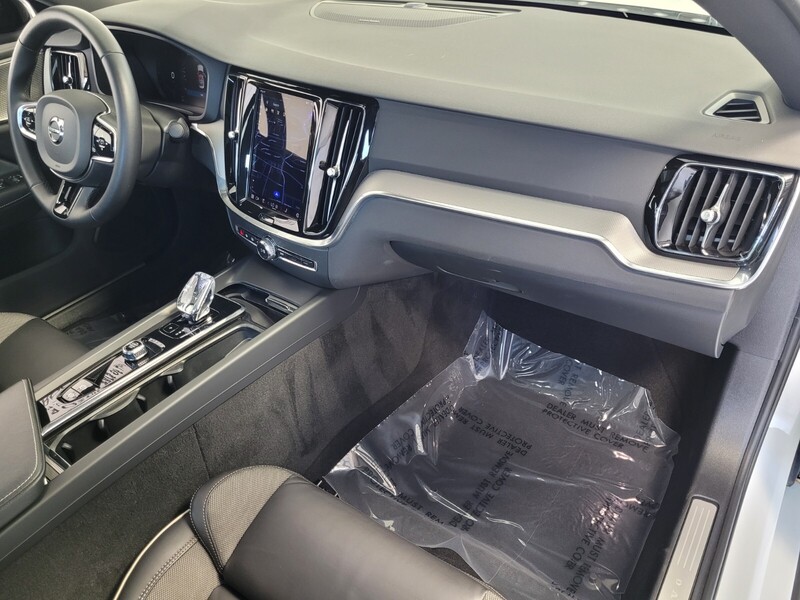 2024 Volvo S60 B5 Plus Black Edition photo 12