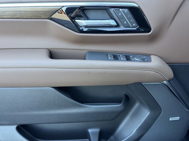 2025 Chevrolet Suburban High Country photo 7