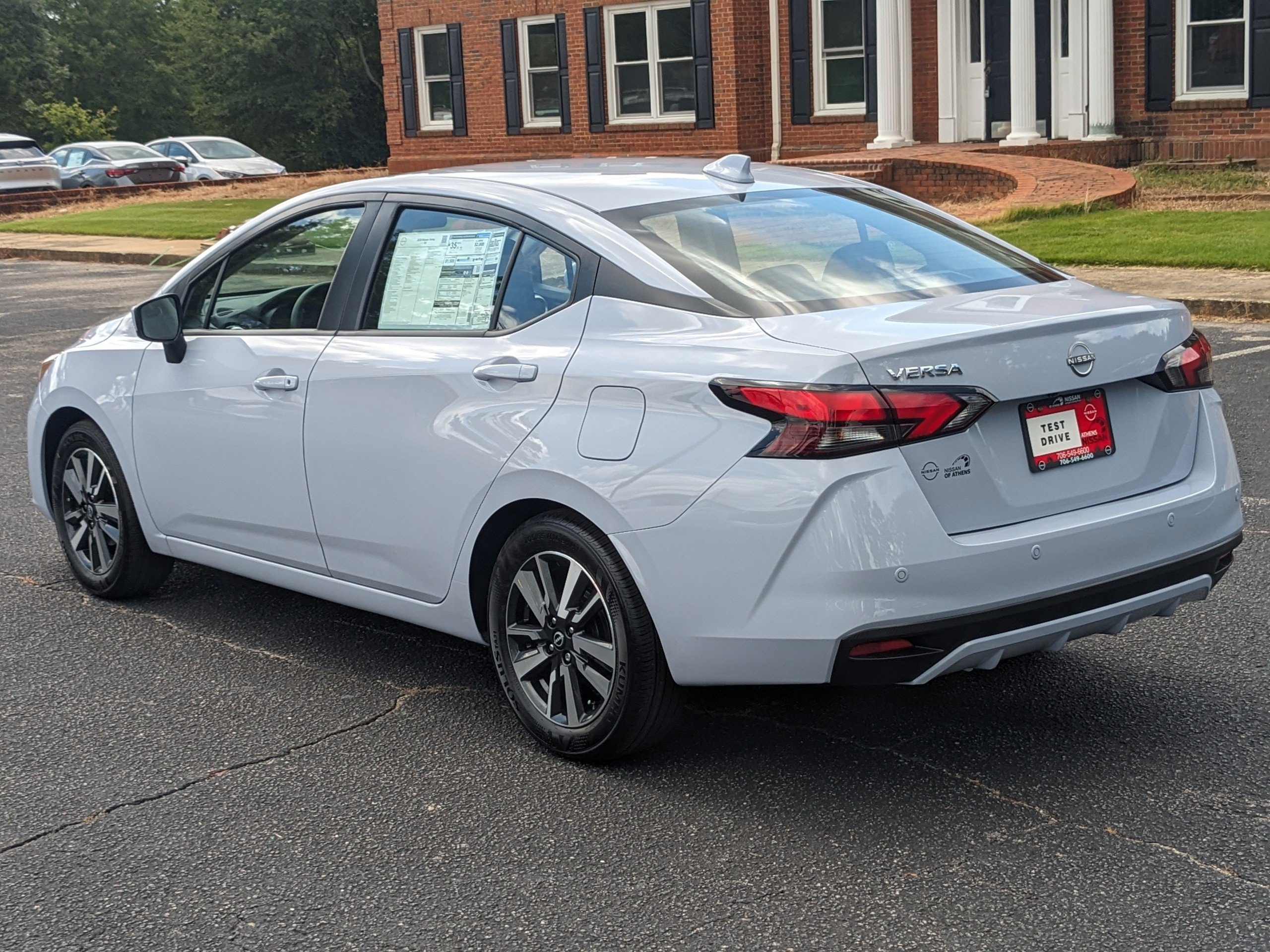 2025 Nissan Versa 1.6 SV photo 2