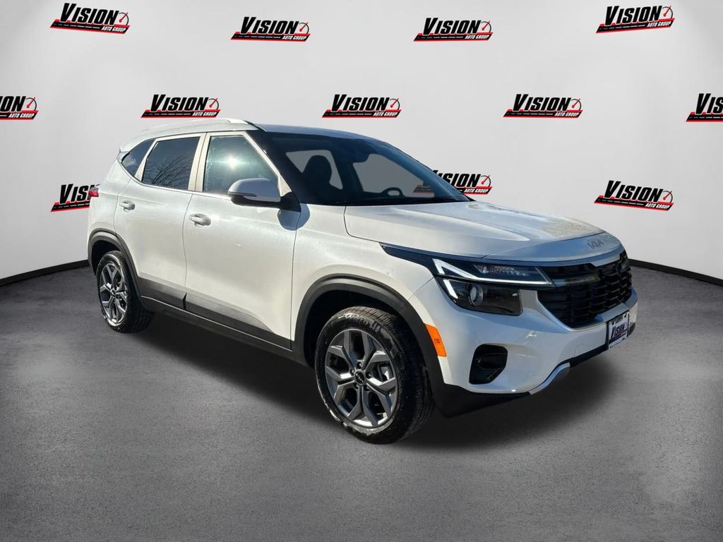 2024 Kia Seltos S photo 3