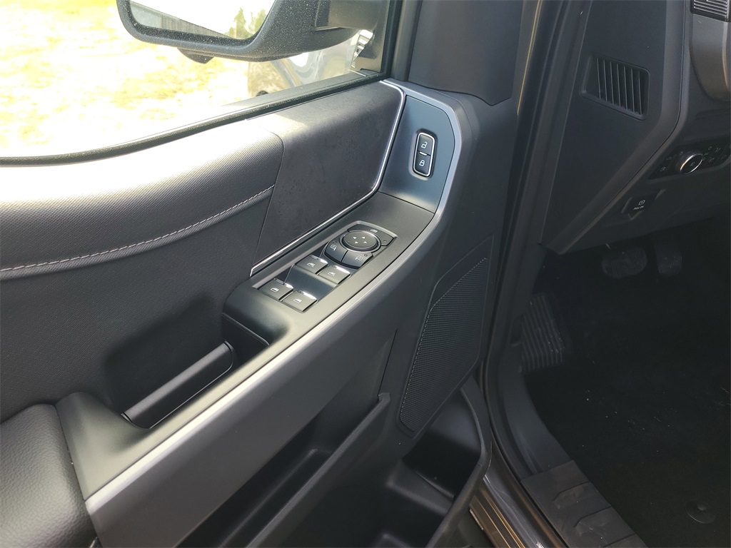 2025 Ford F-150 XLT photo 6