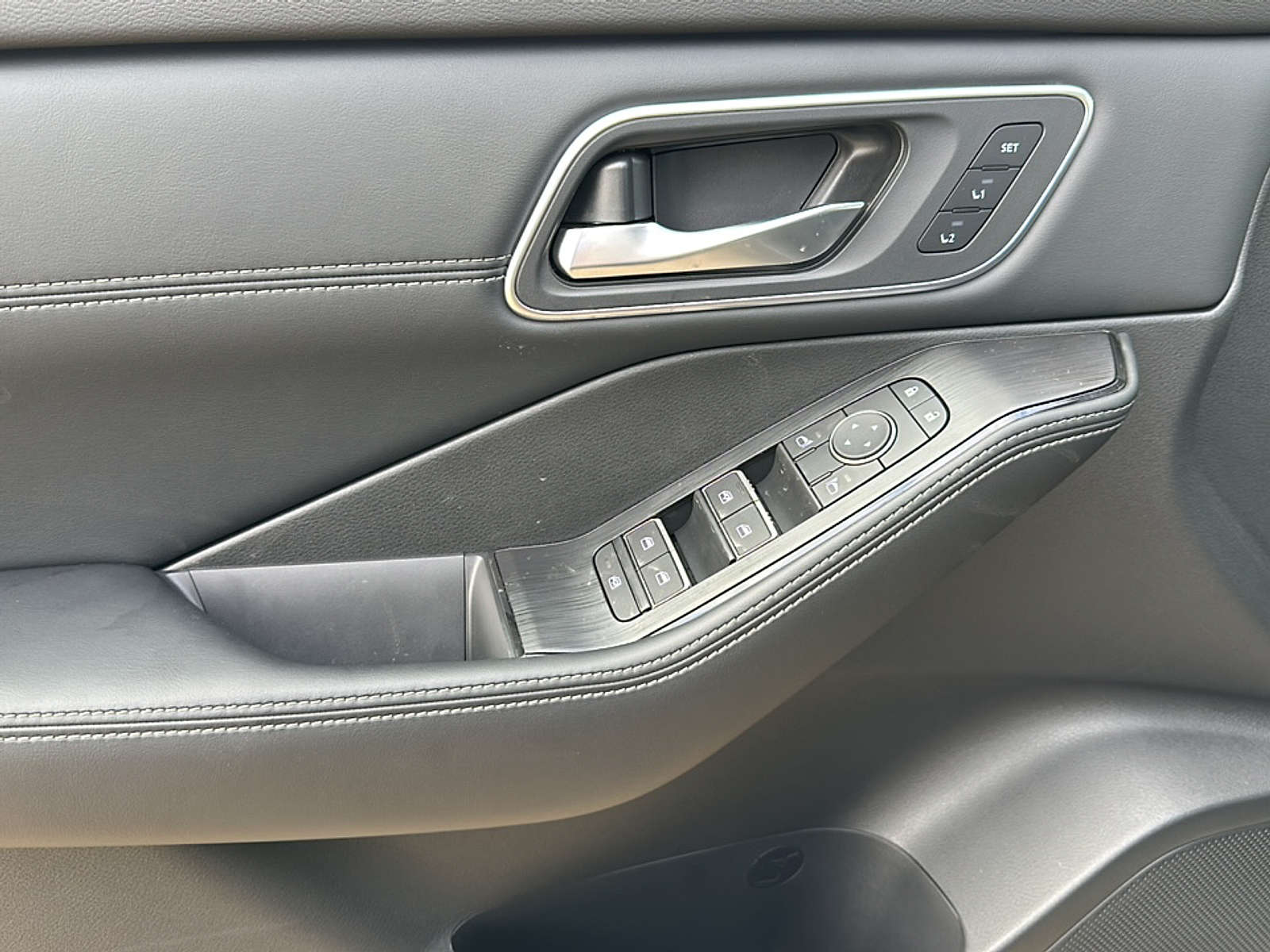 2025 Nissan Rogue Platinum photo 4