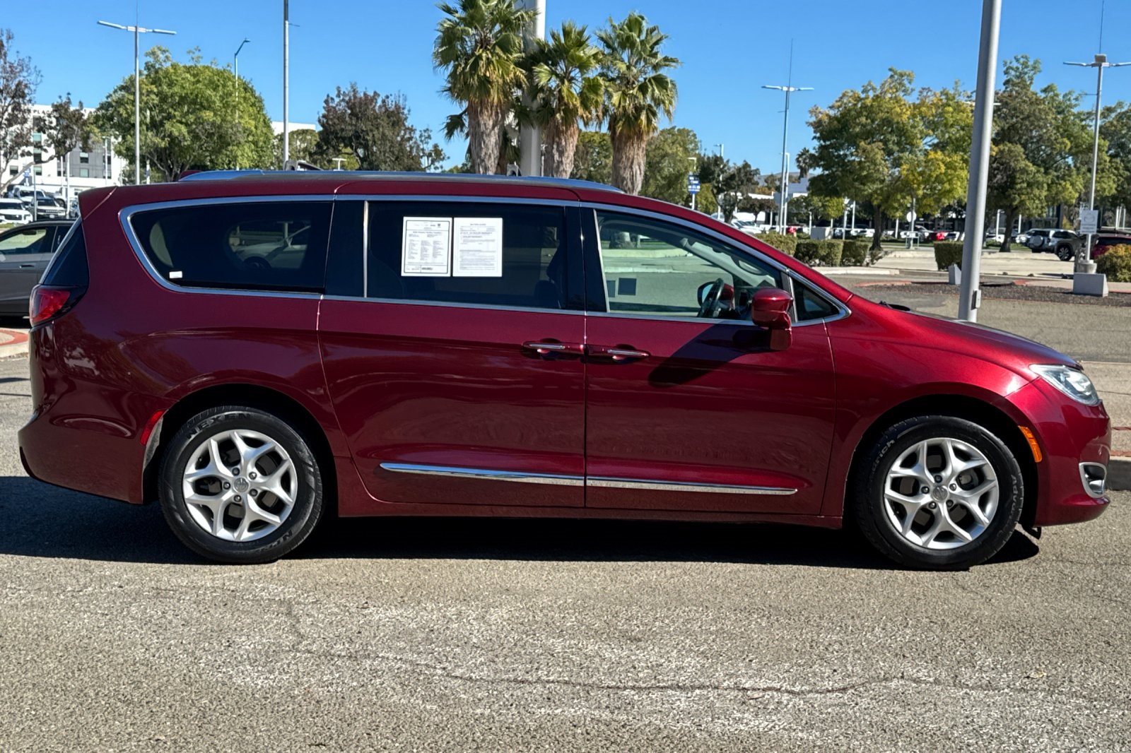 2020 Chrysler Pacifica Touring L photo 2