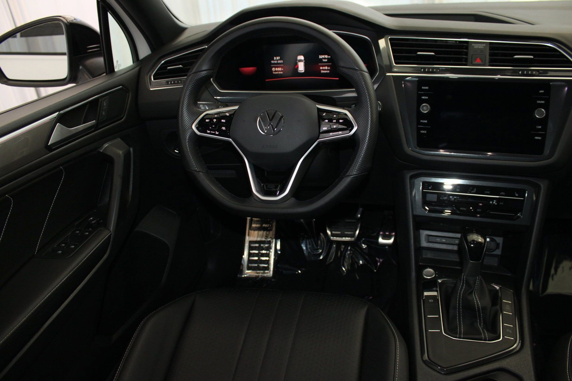 2023 Volkswagen Tiguan SE R-Line Black photo 25