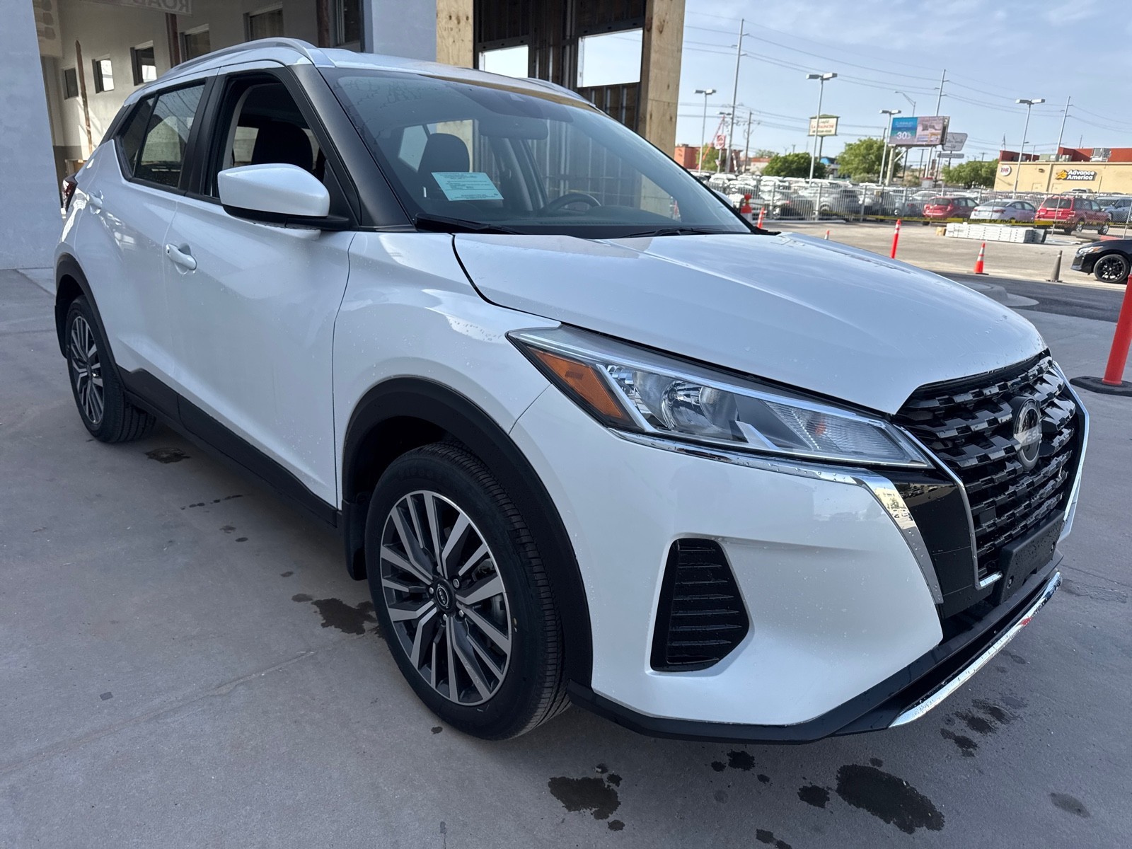 Used 2024 WHITE Nissan SV image 1