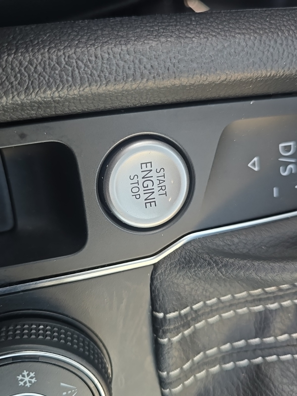 2022 Volkswagen Atlas V6 SEL R-Line photo 22