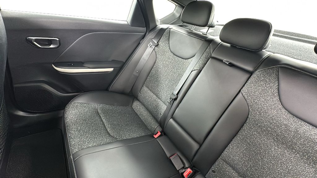 2025 Kia K4 GT-Line photo 14