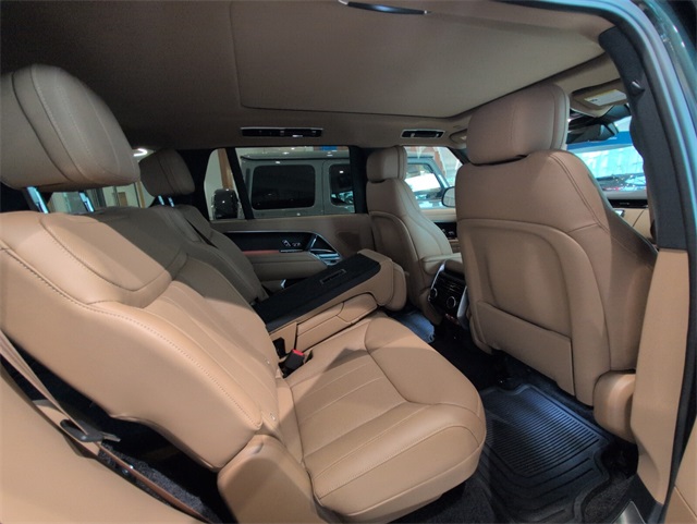 2025 Land Rover Range Rover SE photo 13