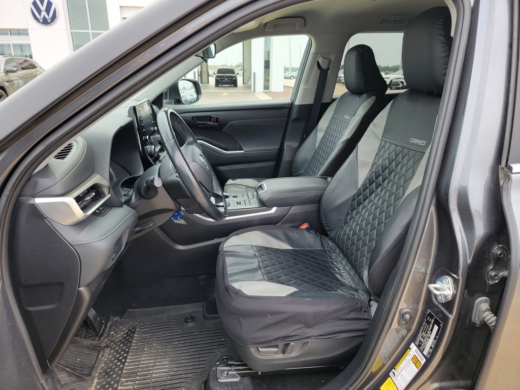 2021 Toyota Highlander LE photo 8