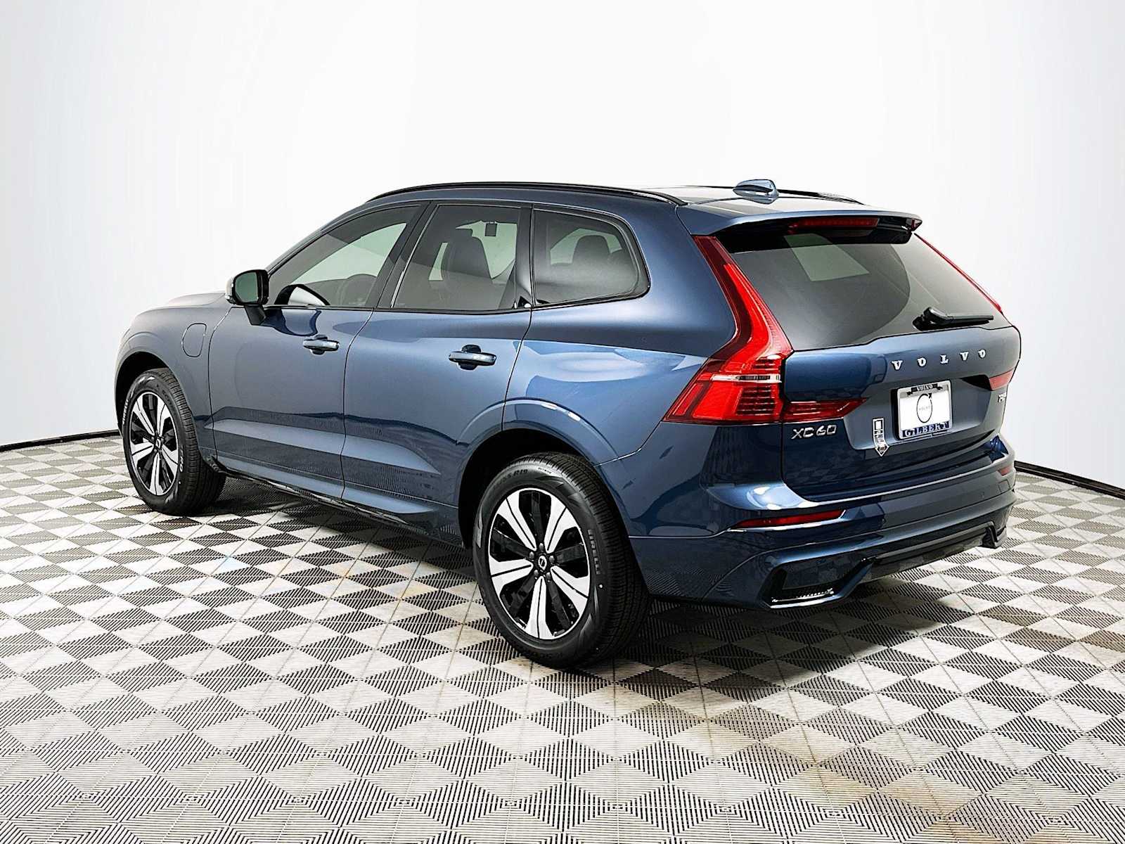 2025 Volvo XC60 T8 Core photo 4