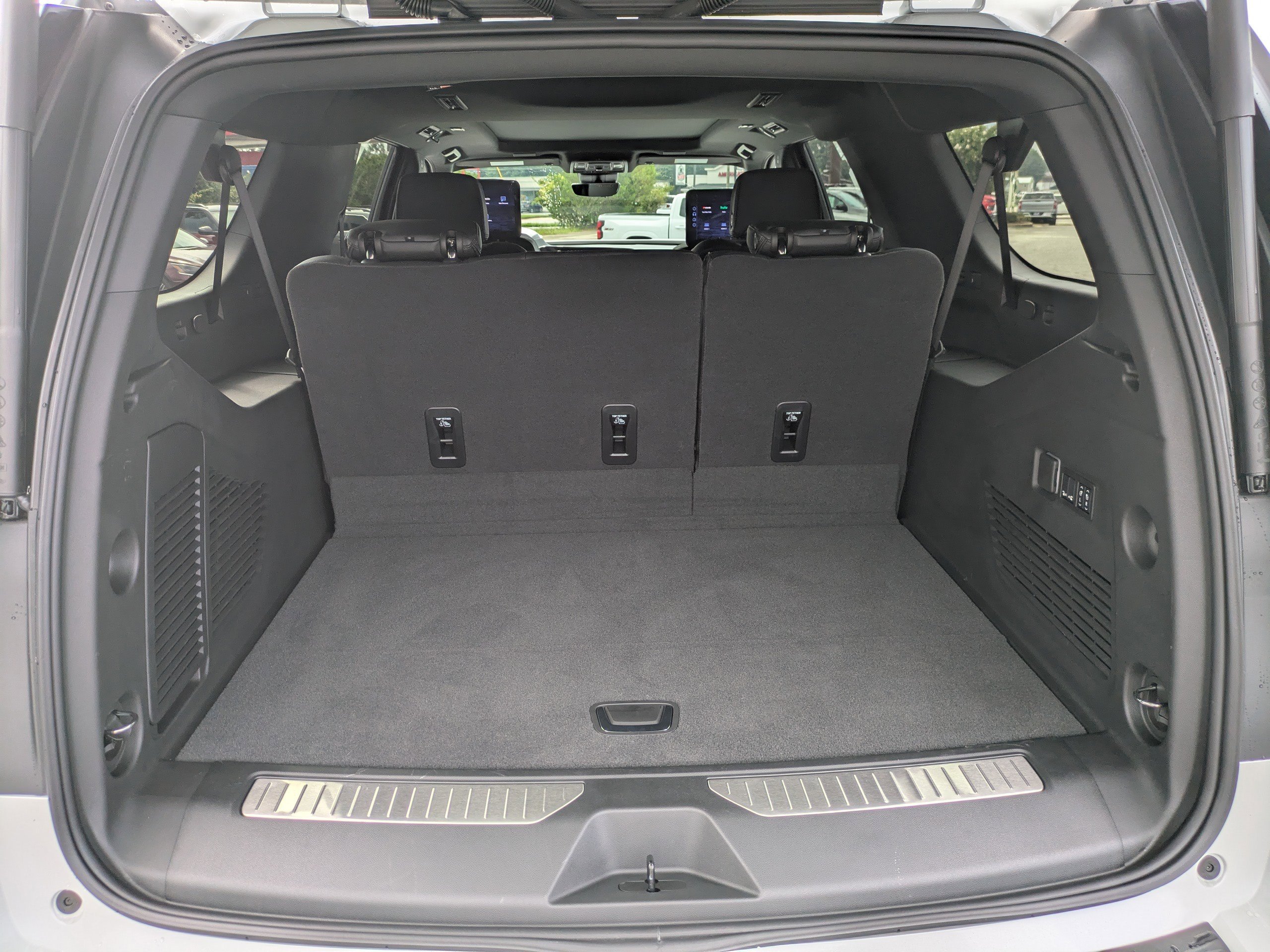 2025 Chevrolet Suburban High Country photo 12