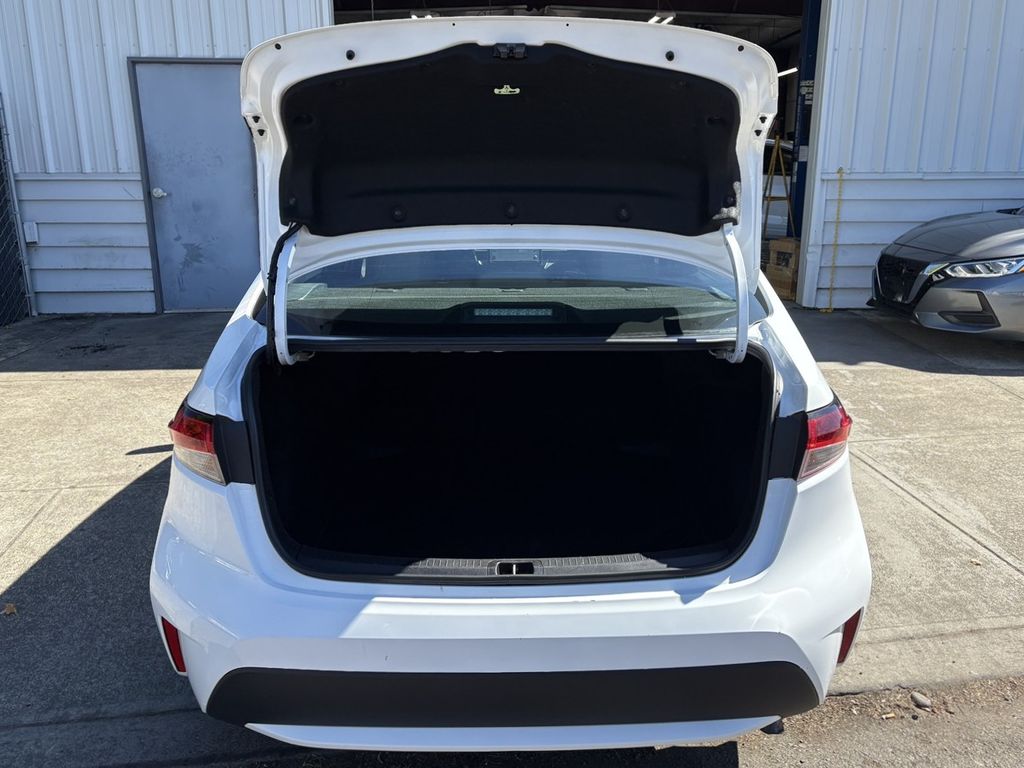 2022 Toyota Corolla LE photo 9