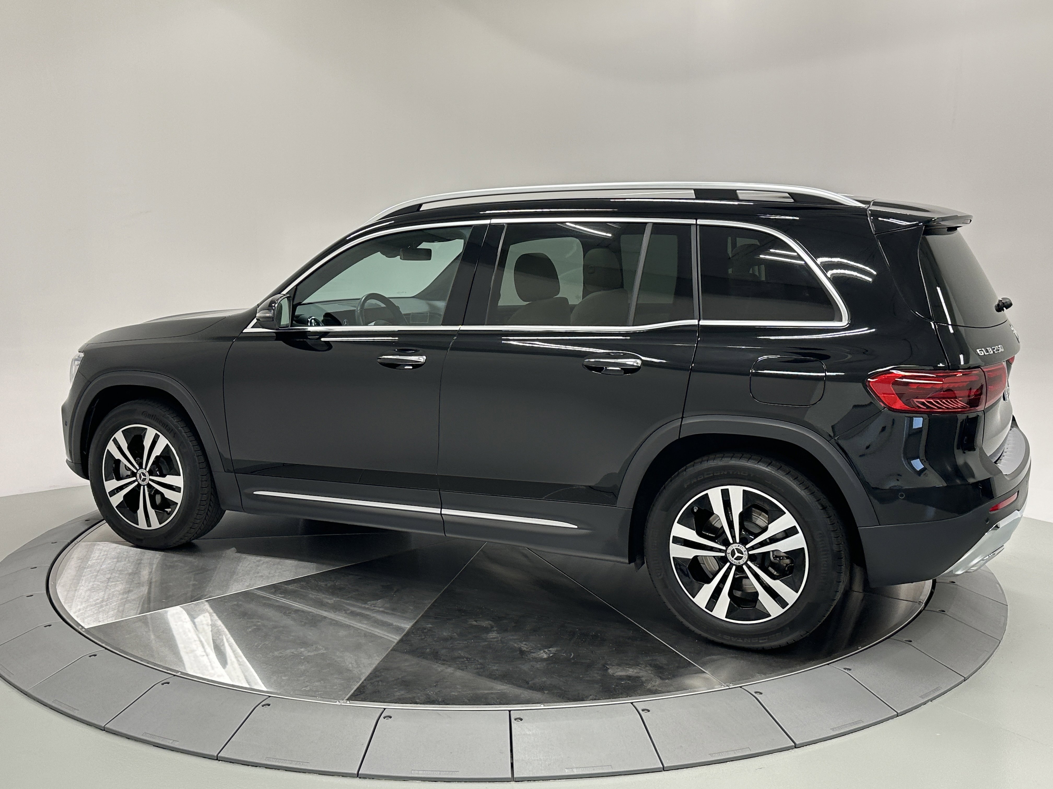 2024 Mercedes Benz GLB 250 photo 3
