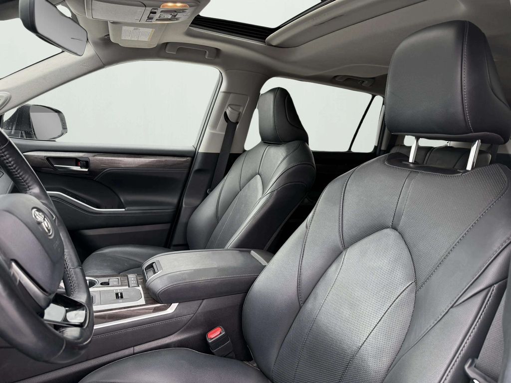 2021 Toyota Highlander Hybrid Limited photo 4