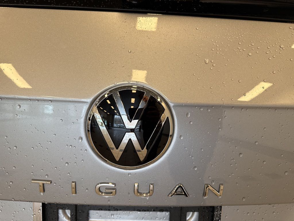 2024 Volkswagen Tiguan SE Wolfsburg Edition photo 7
