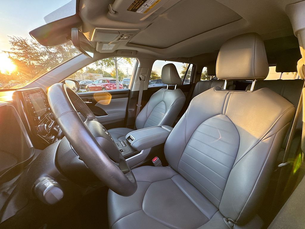 2022 Toyota Highlander XLE photo 2