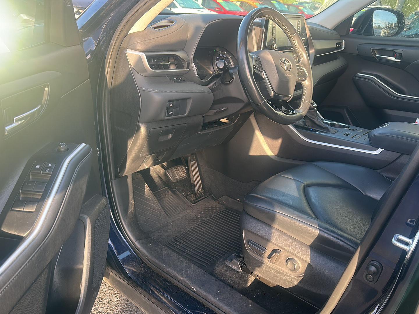 2021 Toyota Highlander XLE photo 3