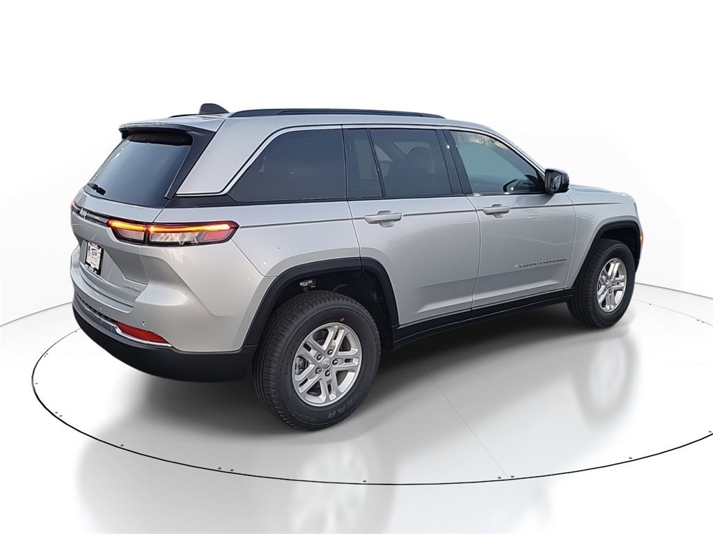 2025 Jeep Grand Cherokee Laredo photo 4
