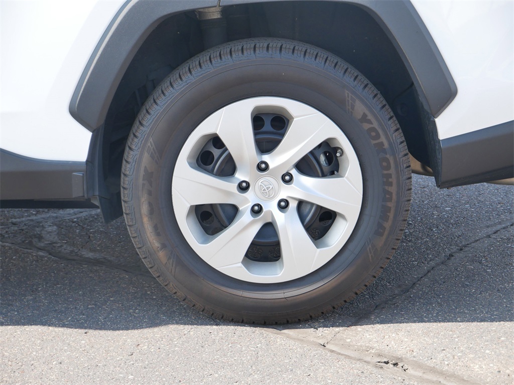 2021 Toyota RAV4 LE photo 7