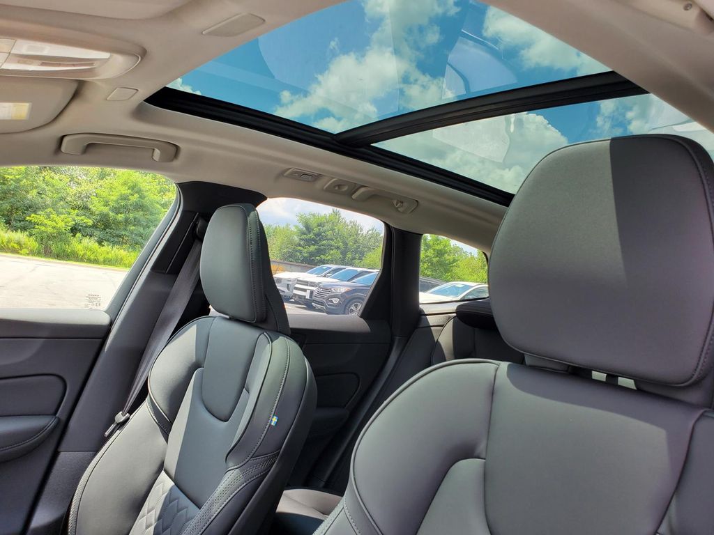 2026 Volvo XC60 B5 Plus photo 7