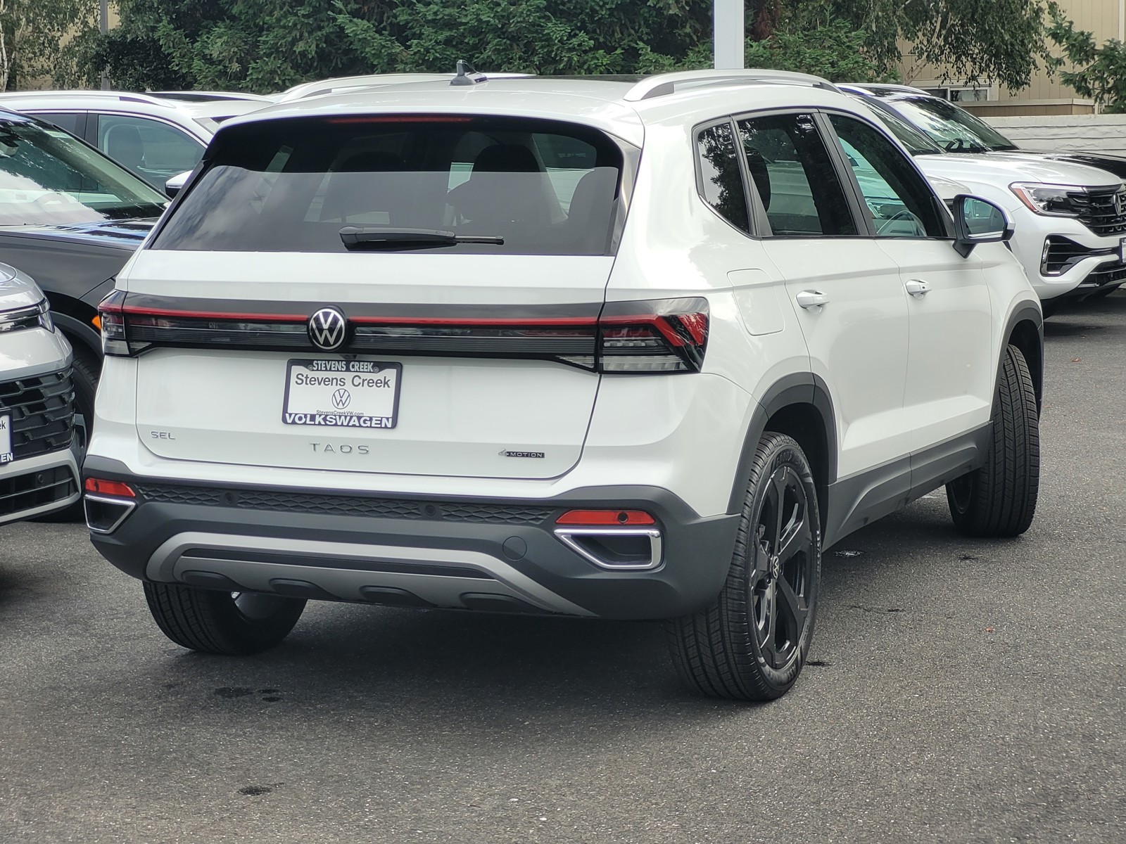 2025 Volkswagen Taos SEL photo 4