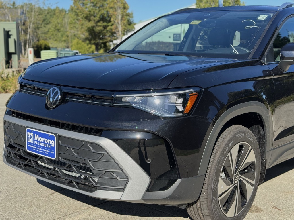 2025 Volkswagen Taos SE photo 3