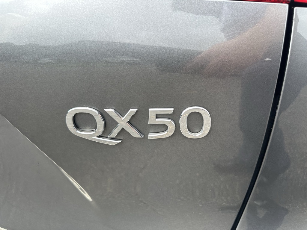 2019 Infiniti QX50 Essential photo 9