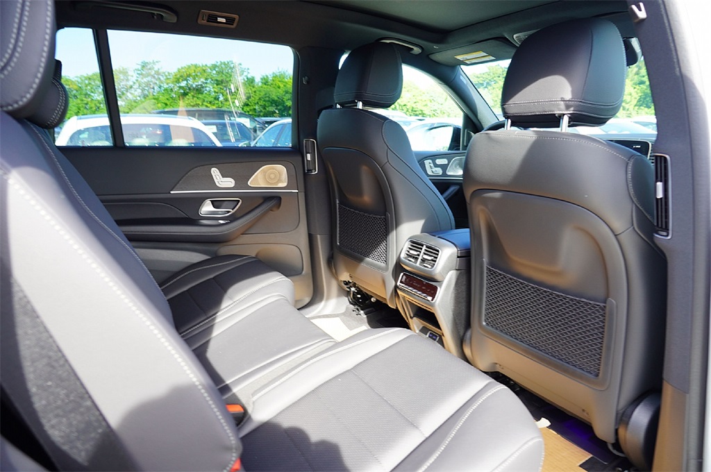 2026 Mercedes Benz GLS 450 4MATIC photo 12