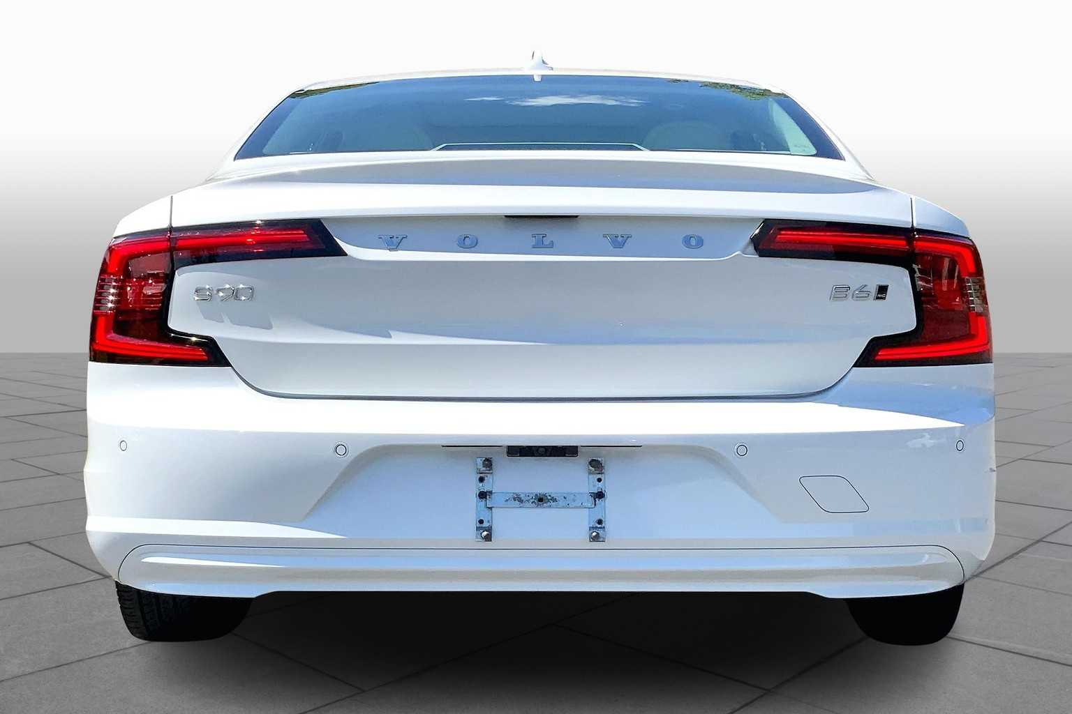 2022 Volvo S90 Momentum photo 4
