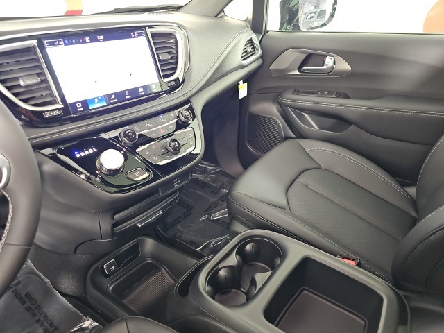 2026 Chrysler Pacifica photo 22