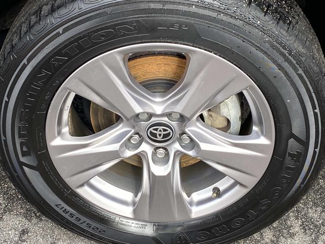2023 Toyota RAV4 XLE photo 27