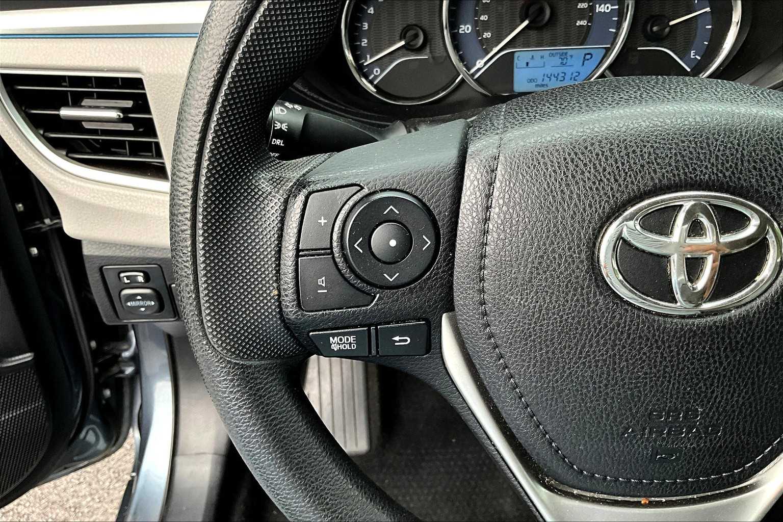 2016 Toyota Corolla LE photo 20