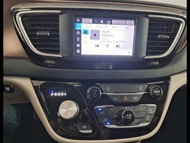 2022 Chrysler Voyager LX photo 3