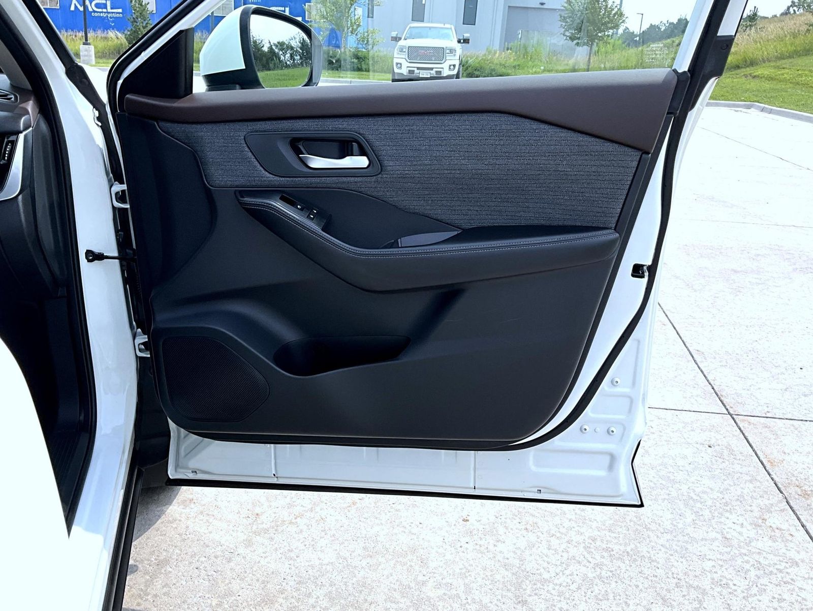 2022 Nissan Rogue SV photo 17