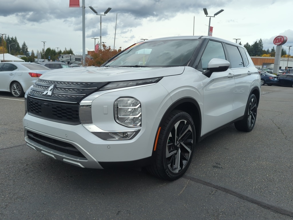 2024 Mitsubishi Outlander SE Black Edition photo 4
