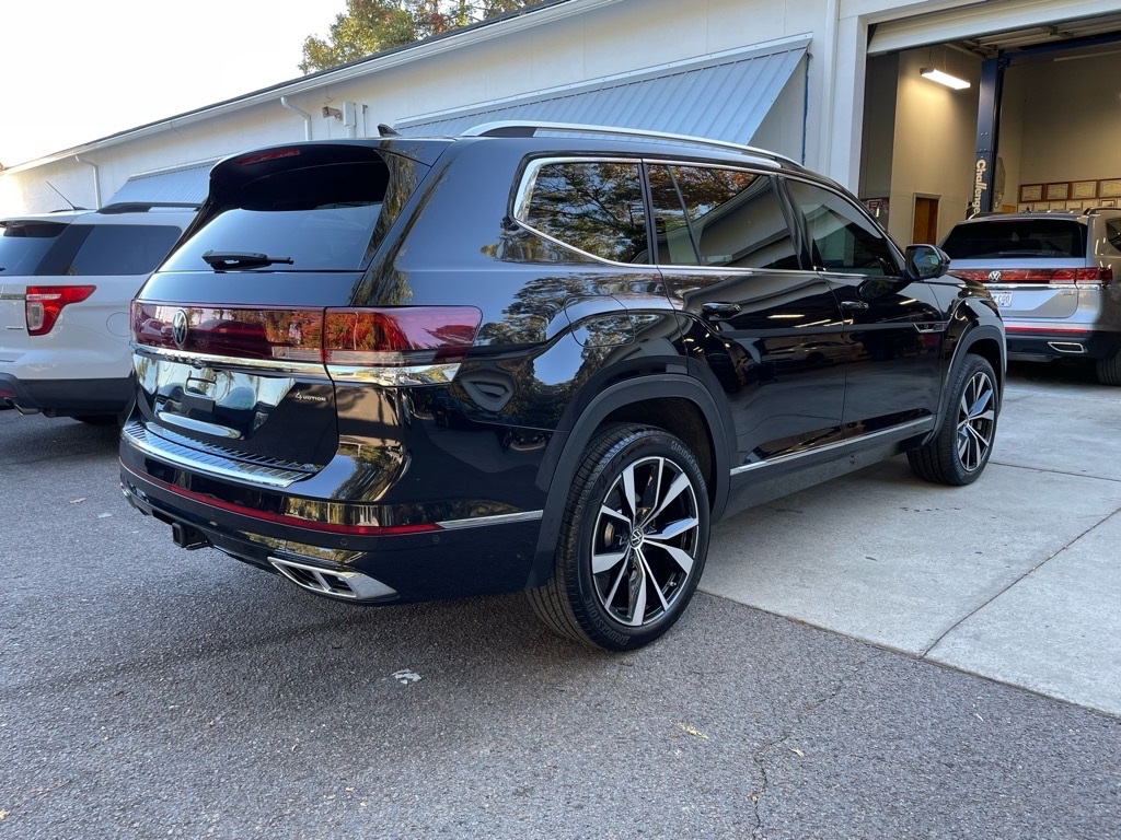 2024 Volkswagen Atlas SEL Premium R-Line photo 2