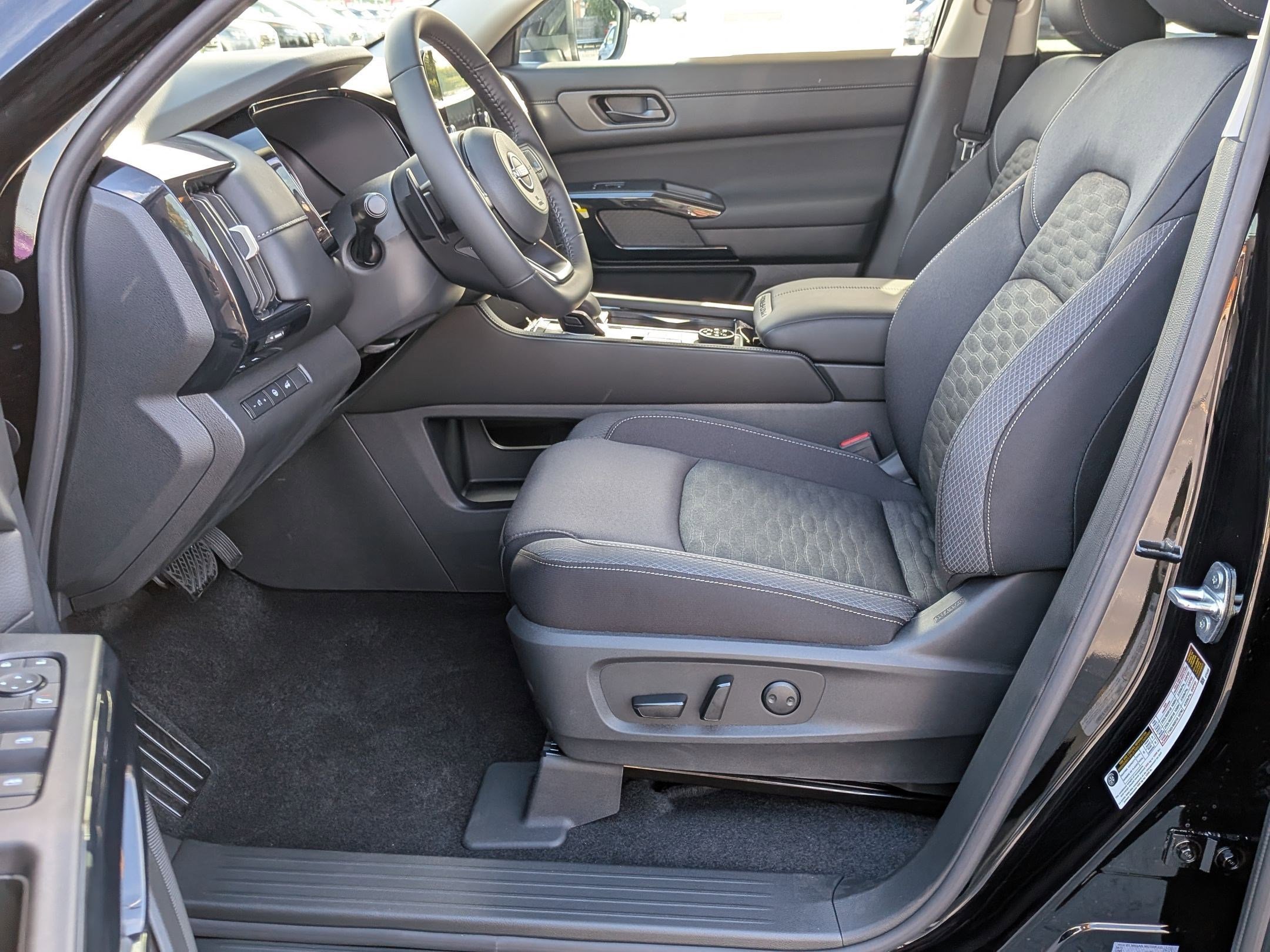 2025 Nissan Pathfinder SV photo 9