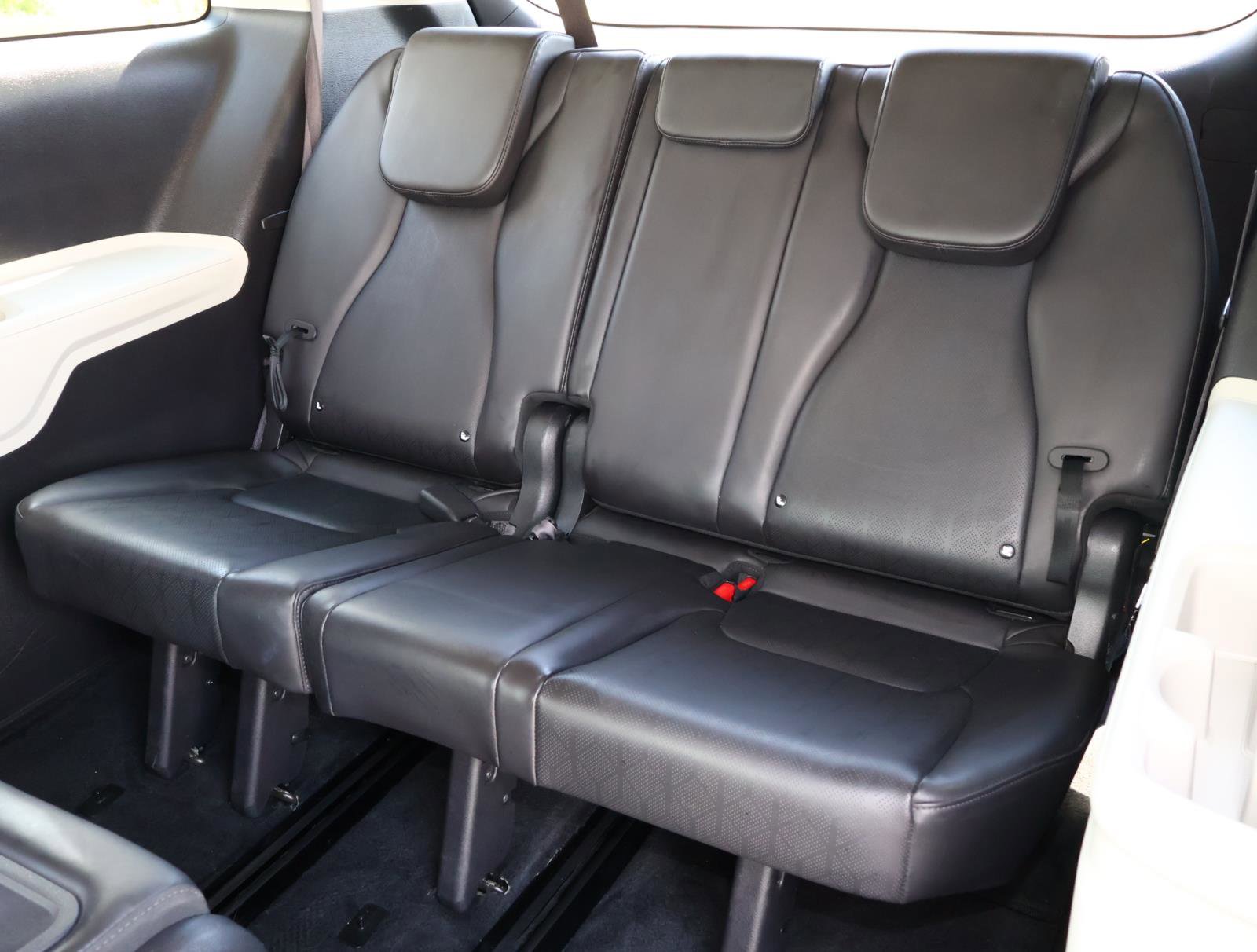 2024 Kia Carnival LX photo 20